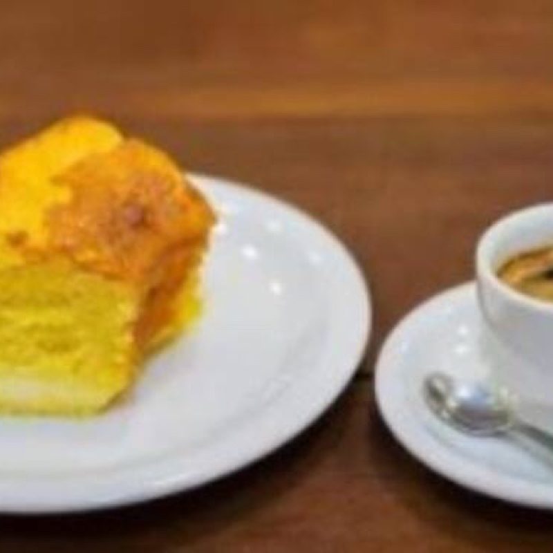 Fatia generosa de bolo de milho