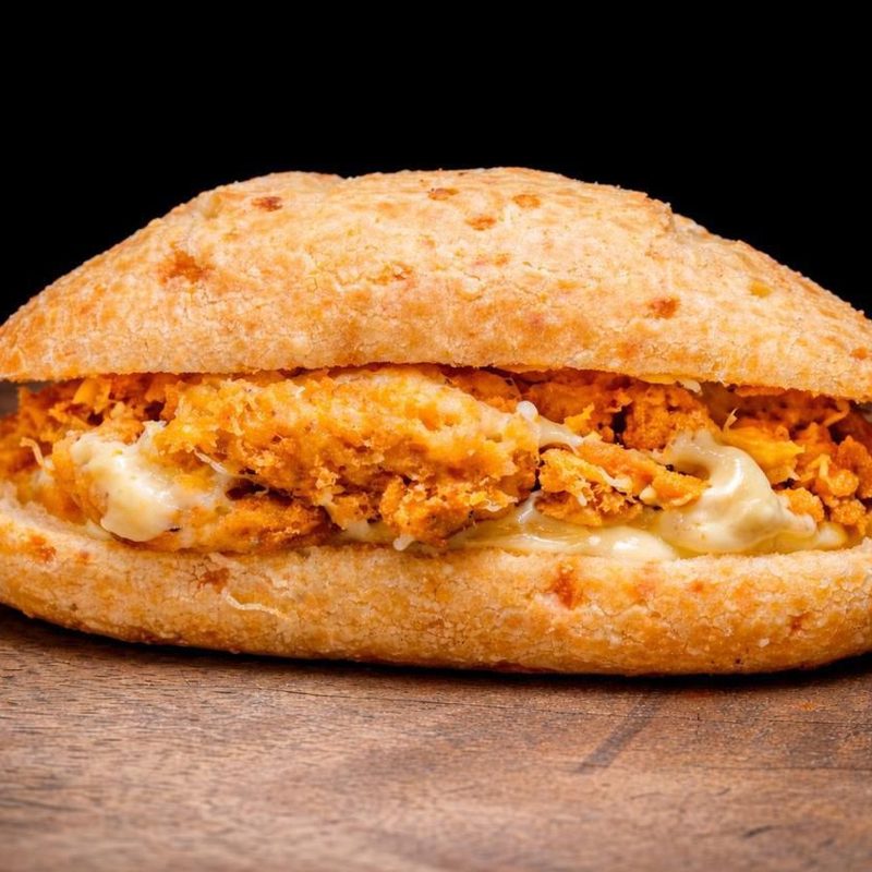 Pão de queijo com frango desfiado