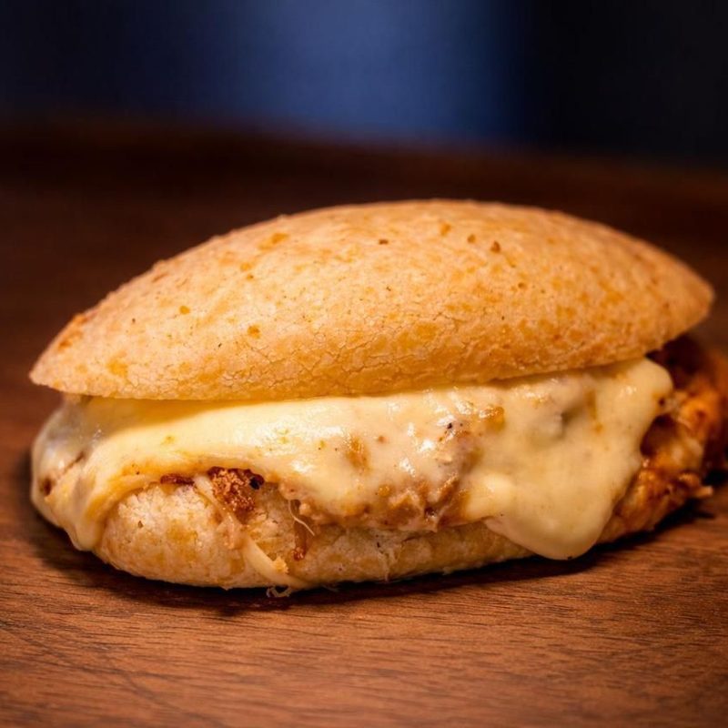 Pão de queijo com pernil e requeijão